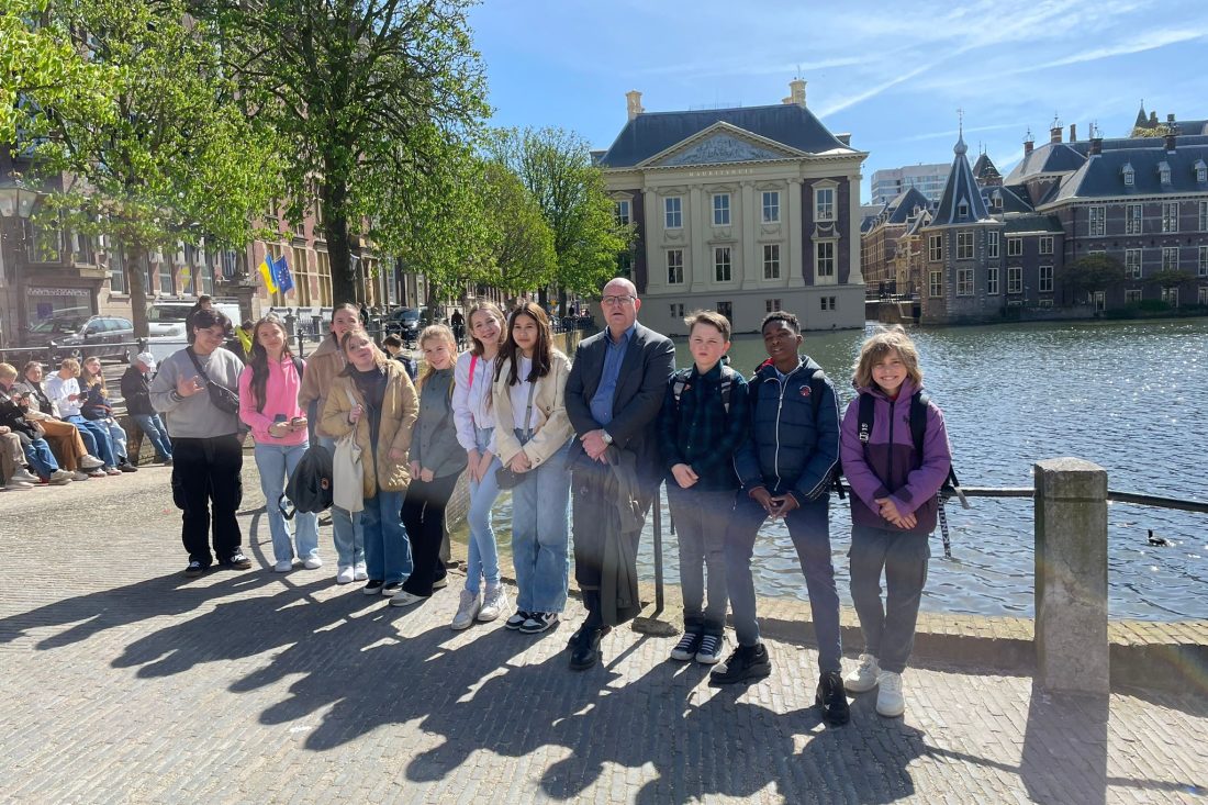 Geslaagde trip van kindergemeenteraad naar Tweede Kamer