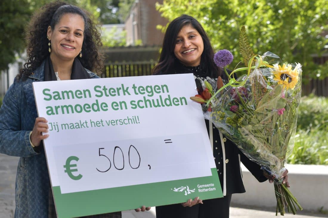 Rotterdamse Bibi Fazal verrast met cheque voor inzet armoedebestrijding in Overschie