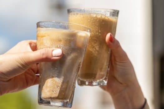 Doppio viert start van de zomer met gratis ijskoffie op langste dag van het jaar
