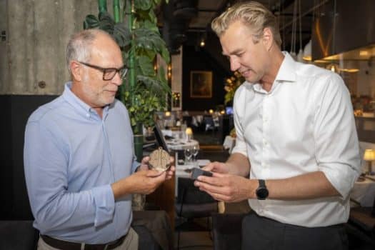 Directeur Commercie van Havenbedrijf Rotterdam Matthijs van Doorn (rechts) overhandigt het Sleepanker aan Hans Buytendijk.