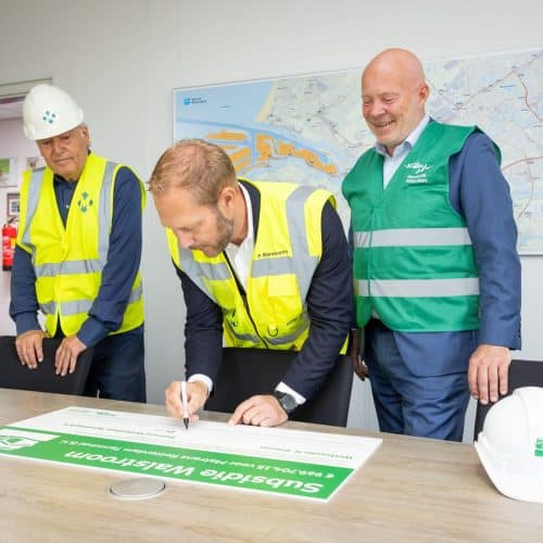 Rotterdamse havenbedrijven leggen walstroom aan met steun van gemeente