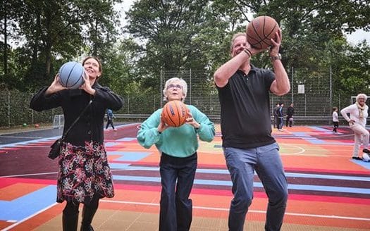 Anne Koning opent nieuw multifunctioneel sportveld in Delft-West: Tapijt van de Wijk