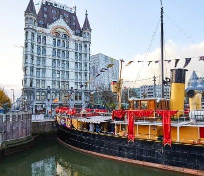 DE STOOMBOOT KOMT NAAR ROTTERDAM