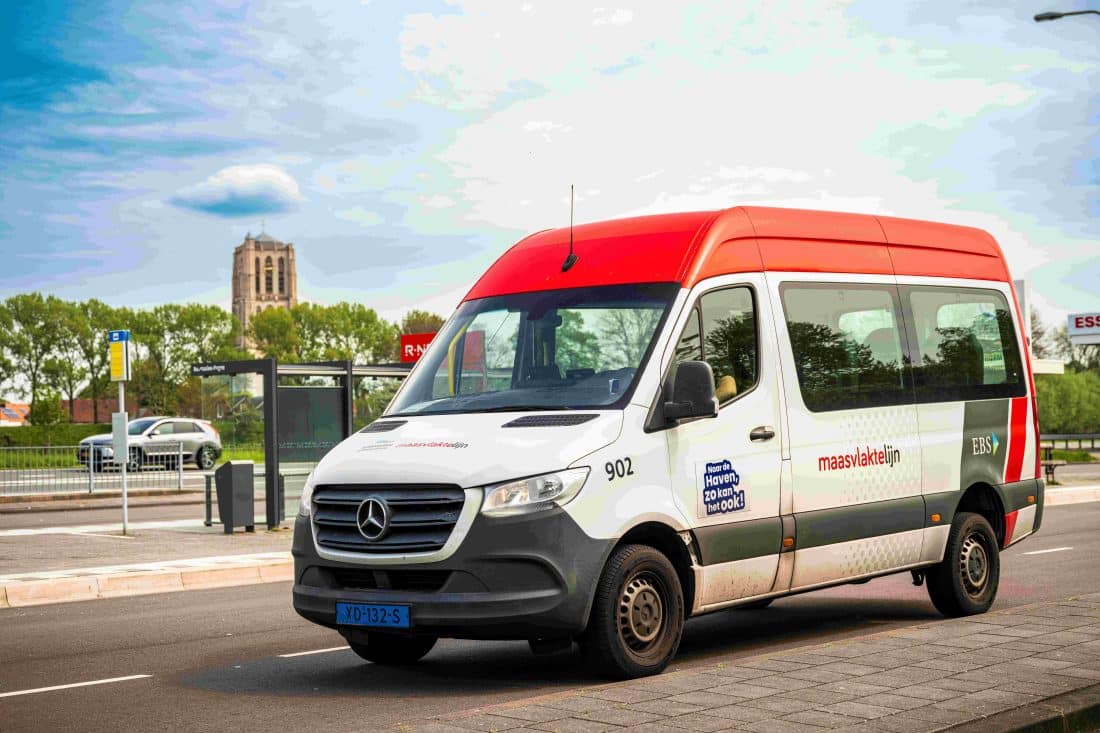 Met een nieuw vervoersconcept willen gemeente Rotterdam, Deltalinqs, Havenbedrijf Rotterdam, Metropoolregio Rotterdam Den Haag, provincie Zuid-Holland en Zuid-Holland Bereikbaar de haven beter bereikbaar maken én tegelijk de drukte op de weg verminderen. Medewerkers van een groep bedrijven in de Rotterdamse haven kunnen daarvoor vanaf nu terecht op het nieuwe platform Reizen naar de haven.nl. Daar regelen ze eenvoudig hun reis via vanpooling, carpooling of een bus. Het nieuwe platform bundelt de verschillende vervoersopties en maakt reizen naar de haven voordelig, flexibel én duurzamer.