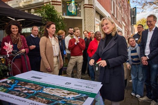 Wethouder Chantal Zeegers (o.a. Klimaat) ondertekende samen met gedeputeerde van de Provincie Zuid-Holland Mariëtte van Leeuwen (Voedsel) officiële partnerschap met de stichting Samen Tegen Voedselverspilling