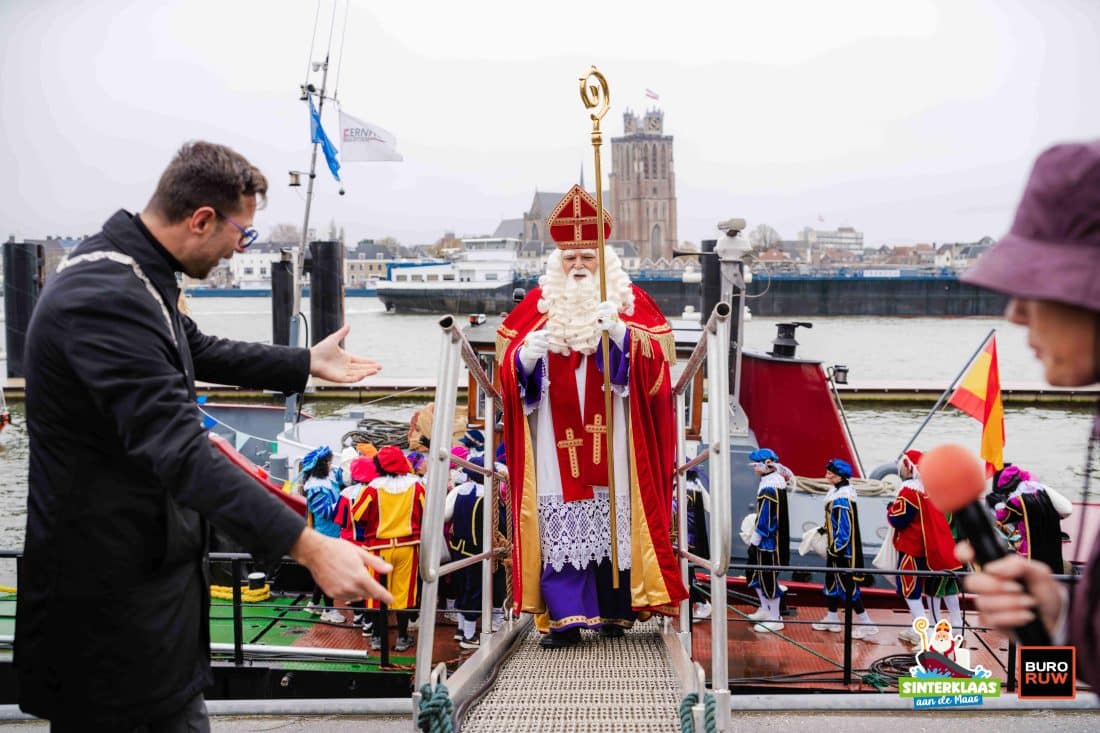 Sinterklaas arriveert met passend vervoer in Binnenvaartgemeente van Nederland