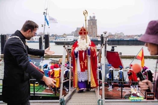 Sinterklaas arriveert met passend vervoer in Binnenvaartgemeente van Nederland