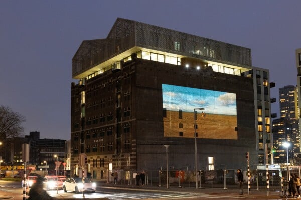 Grootformaat buitenscreening van La Última Ascensión op het Nederlands Fotomuseum